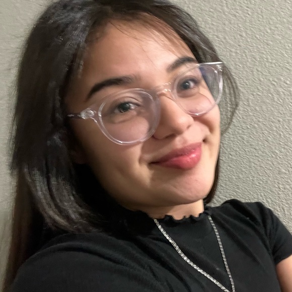 Profile Picture of Shirley Alvarez (@shirleyalvar916) on Poshmark