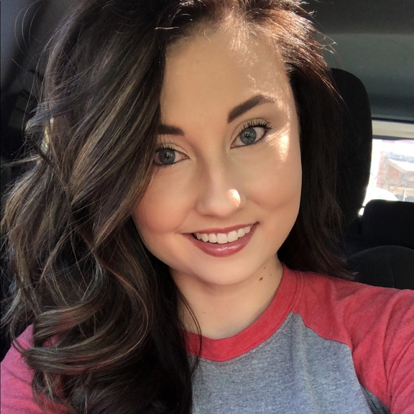 Profile Picture of Kendal Stuart (@kendal_stuart) on Poshmark