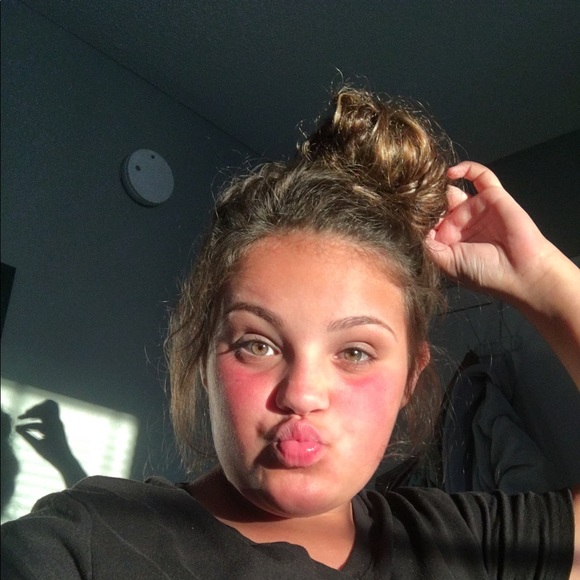 Profile Picture of Laney Minner (@laneyminner) on Poshmark