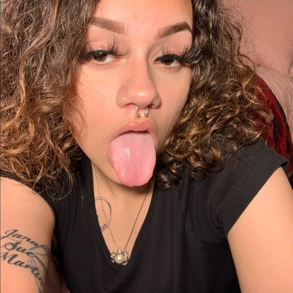 Profile Picture of Heidi Benson (@heidiherbs) on Poshmark
