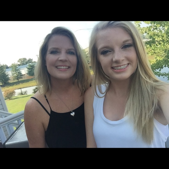 Profile Picture of Shannon Uhrig (@leapyr1964) on Poshmark