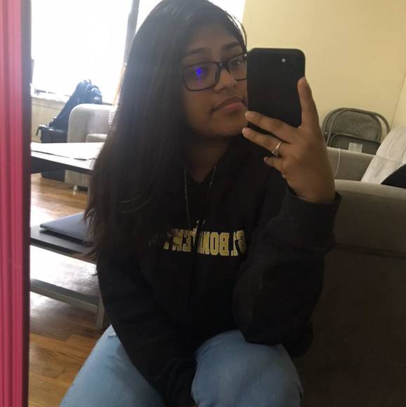 Profile Picture of Lucia Gonzalez (@lpere007) on Poshmark