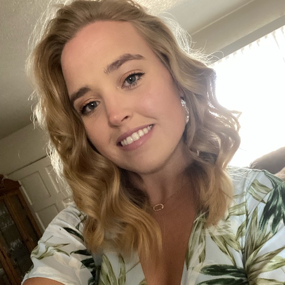 Profile Picture of Courtney Hiemstra (@courtneyhiem) on Poshmark