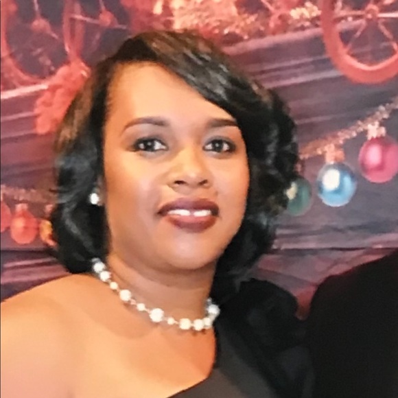 Profile Picture of Rhonda Mabone (@quenterious26) on Poshmark