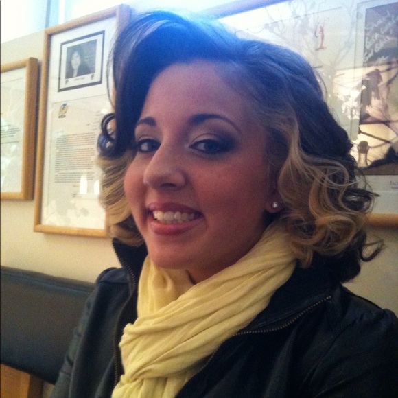 Profile Picture of Alyssa Zambri (@azambri26) on Poshmark