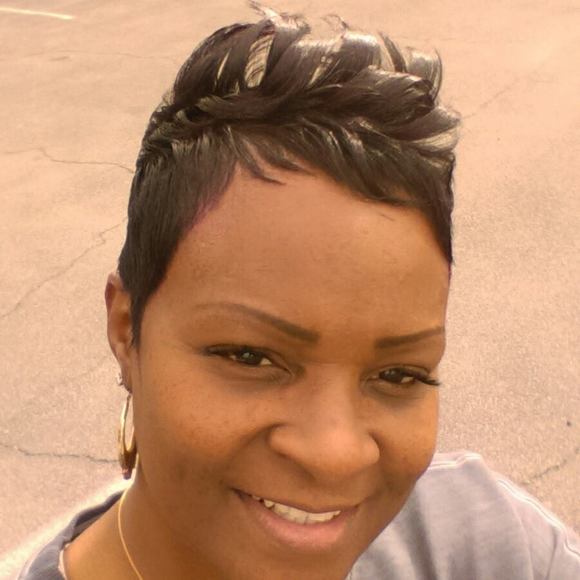 Profile Picture of Renee Bailey (@baileyodessia) on Poshmark