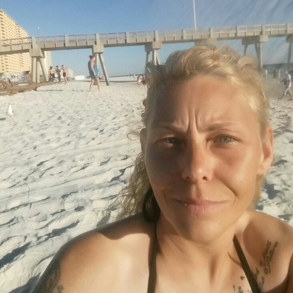 Profile Picture of Stephanie Hounshell (@stephaniehoun73) on Poshmark