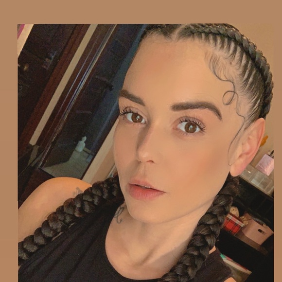 Profile Picture of Amanda Wolyniec (@awolyniec) on Poshmark