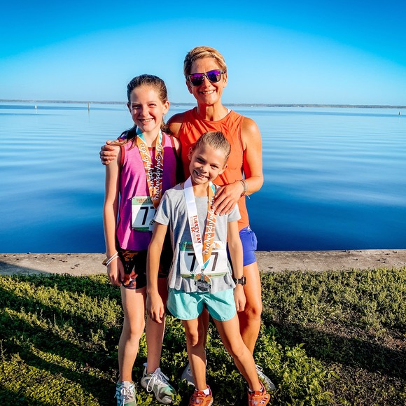 Profile Picture of Hilary Schwarzmueller (@schwarz0402) on Poshmark