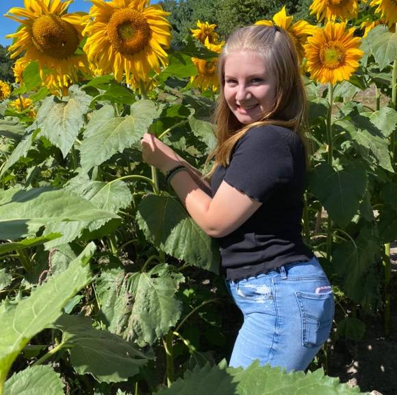 Profile Picture of Taylor Mello (@taylorrmello) on Poshmark