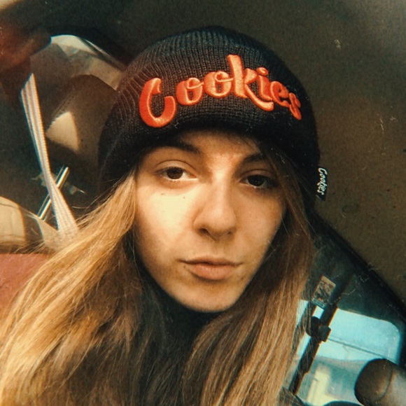 Profile Picture of Mady Moullette (@mmoullette) on Poshmark