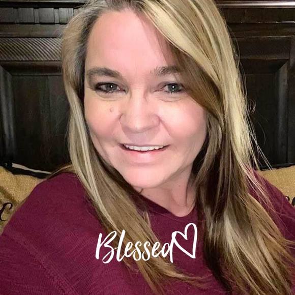 Profile Photo of Lisa Burt (@ljackson100) on Poshmark