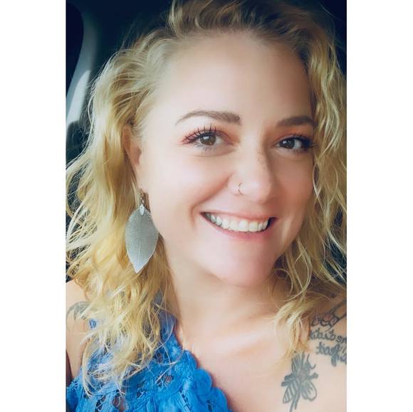 Profile Picture of Rachel Barnes (@rachellynn101) on Poshmark