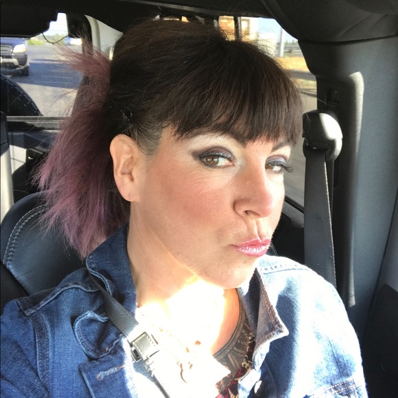 Profile Picture of Lori Michael (@hustlenblow) on Poshmark
