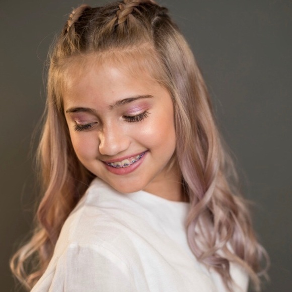 Profile Picture of Chloe Lochowitz (@cutieclo) on Poshmark