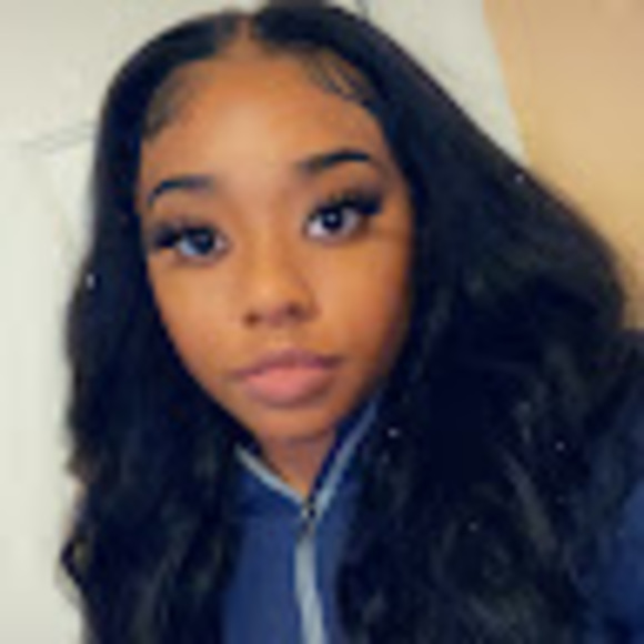 Profile Picture of April Thompson (@aprilceleste915) on Poshmark