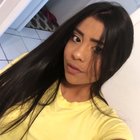 Profile Picture of Daniela Araujo (@daniela0209) on Poshmark