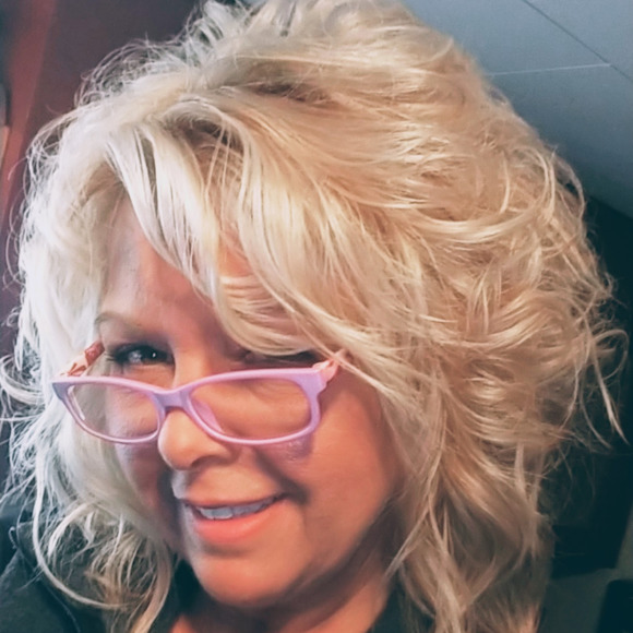 Profile Picture of Tracie Wallace (@cory1218) on Poshmark