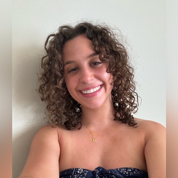 Profile Picture of Julia Jaworski (@juliajaworski) on Poshmark