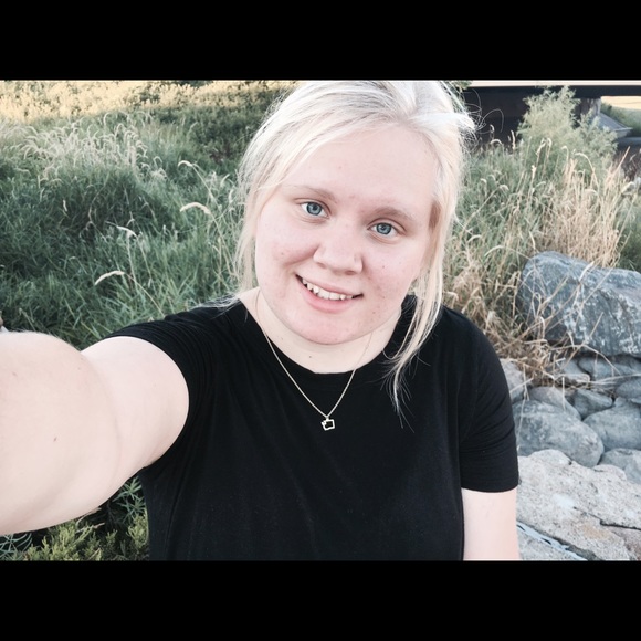 Profile Picture of Keyra Hillmyer (@keylynhil) on Poshmark