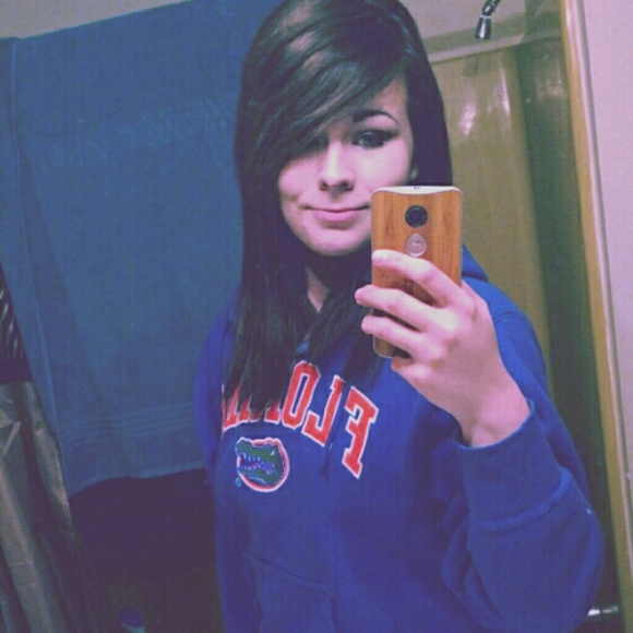 Profile Picture of Emily Selissen (@emmaweema) on Poshmark