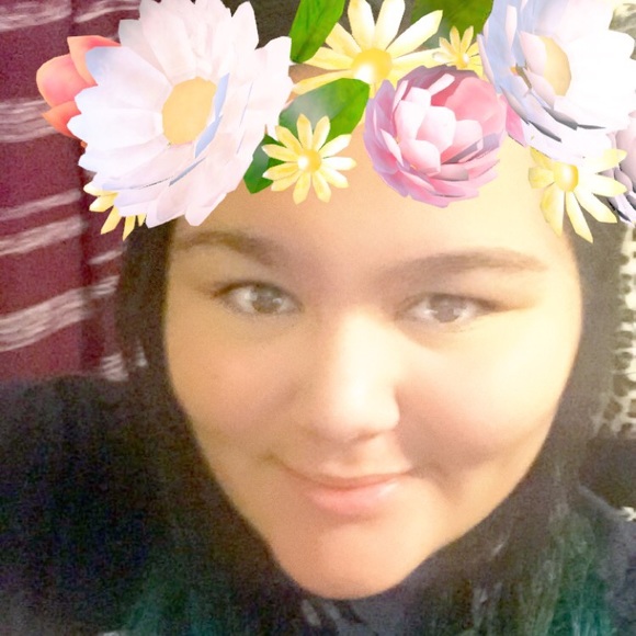 Profile Picture of Ariana Torres (@ari0625) on Poshmark