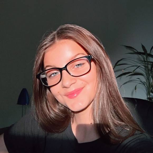 Profile Picture of Lily Gossom (@lilygossom) on Poshmark