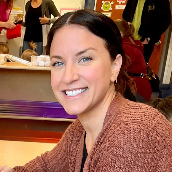 Profile Picture of Olivia Kniery (@oliviakniery) on Poshmark