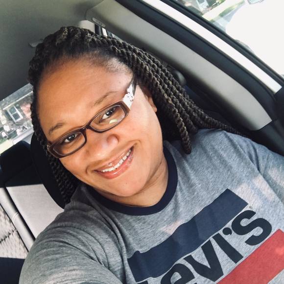 Profile Picture of Tiffanie Sellers bradley bell (@tiffaniesellers) on Poshmark