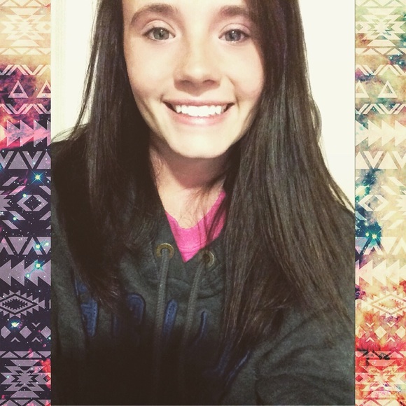 Profile Picture of Elizabeth Carver (@elizabethjc99) on Poshmark