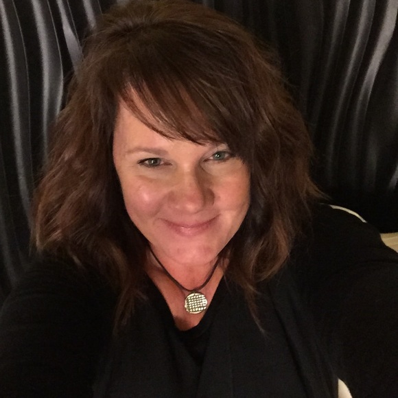 Profile Picture of Lori Hogan (@hogala) on Poshmark