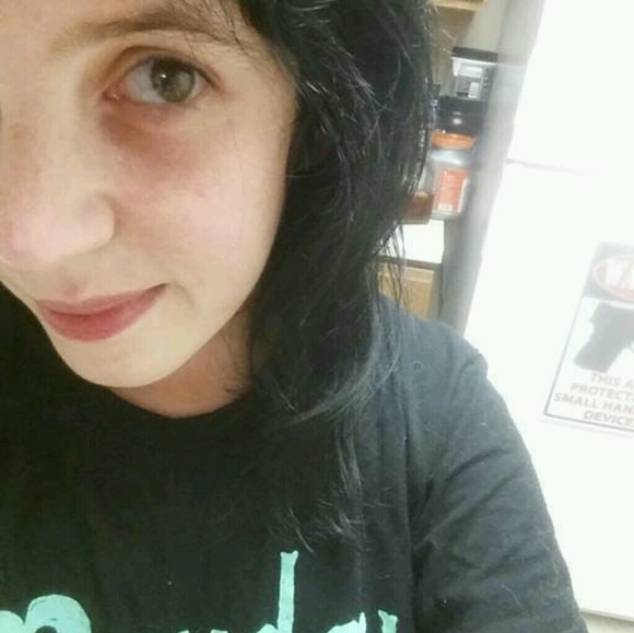 Profile Picture of Sarah Trotter (@returntofashion) on Poshmark