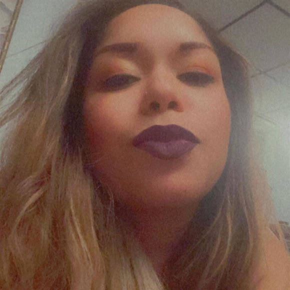 Profile Picture of Stephanie Hutton (@skhutton86) on Poshmark