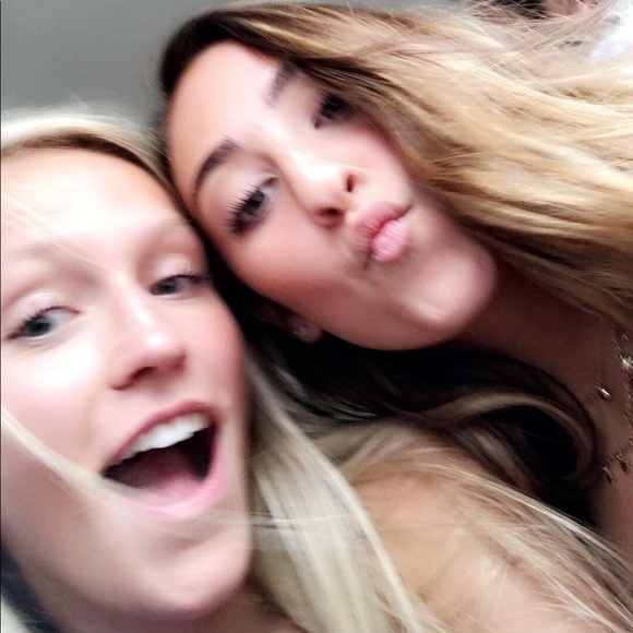 Profile Picture of Emma Walbaum (@emmawalbaum) on Poshmark