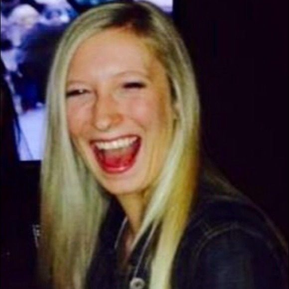 Profile Picture of Chelsey Burros (@clynn23) on Poshmark