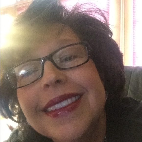 Profile Picture of Rhesa Phillips (@rhesa2005) on Poshmark