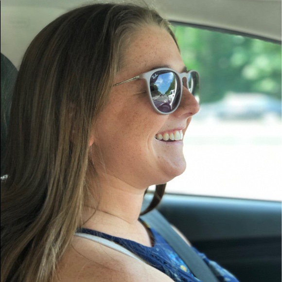 Profile Picture of Erin Scerra (@escerra) on Poshmark
