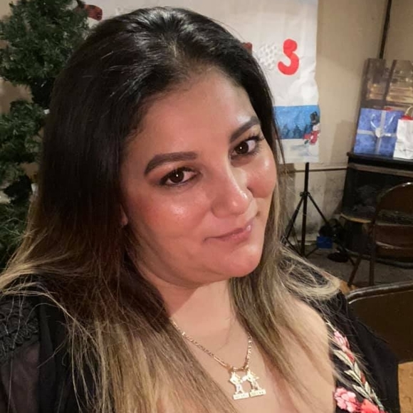 Profile Picture of Nineth Del cid (@ninethdelcid) on Poshmark