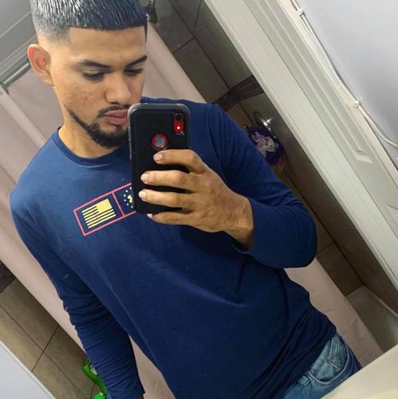 Profile Picture of Carlos Saenz (@carlos_saenz) on Poshmark