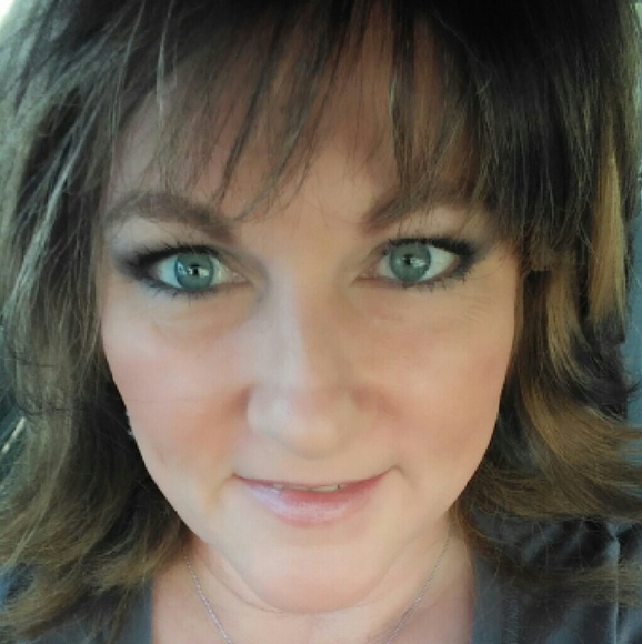 Profile Picture of Erin Hubbard (@momof3wow) on Poshmark