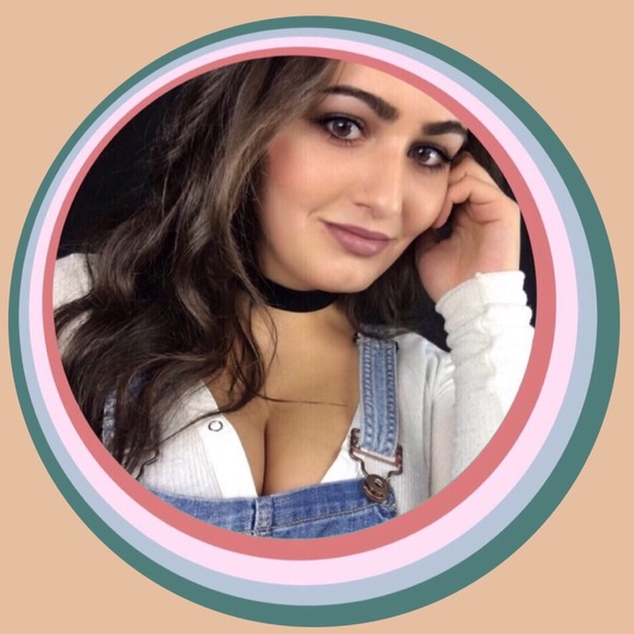 Profile Picture of Alyssa Clifford (@alyssastylesyou) on Poshmark