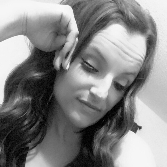 Profile Picture of Shauna Magee (@shaunamagee) on Poshmark