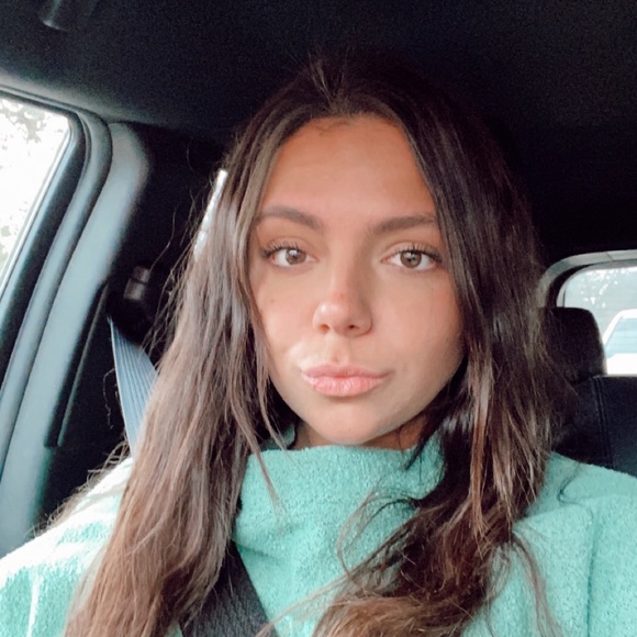 Profile Picture of Lilah Pryor (@lilah_pryor) on Poshmark