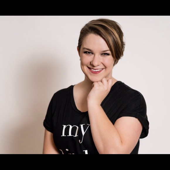 Profile Picture of Amanda Nicholson (@commander5) on Poshmark