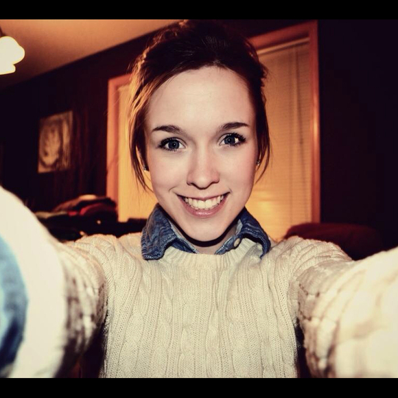 Profile Picture of Ali Fredericksen (@alfredoo) on Poshmark
