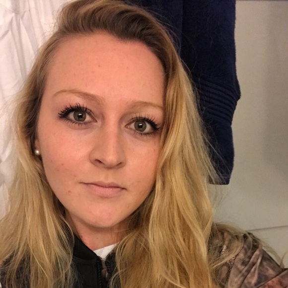 Profile Picture of Danielle Guyer (@droseguyer) on Poshmark