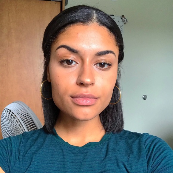 Profile Picture of Adriana Kemp (@adriana_kemp) on Poshmark