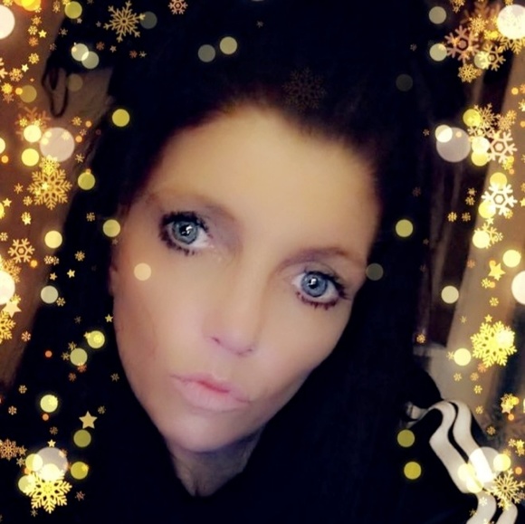 Profile Picture of April Clendening (@aclendening) on Poshmark