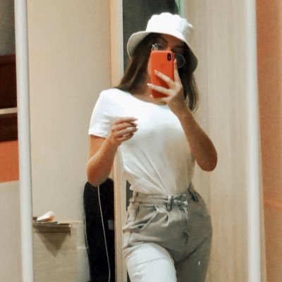 Profile Picture of Laura Scarcella (@laura_scarcella) on Twitter