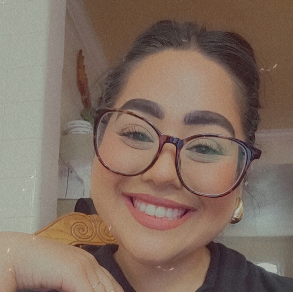 Profile Picture of Elvira Medina (@elmed94) on Poshmark